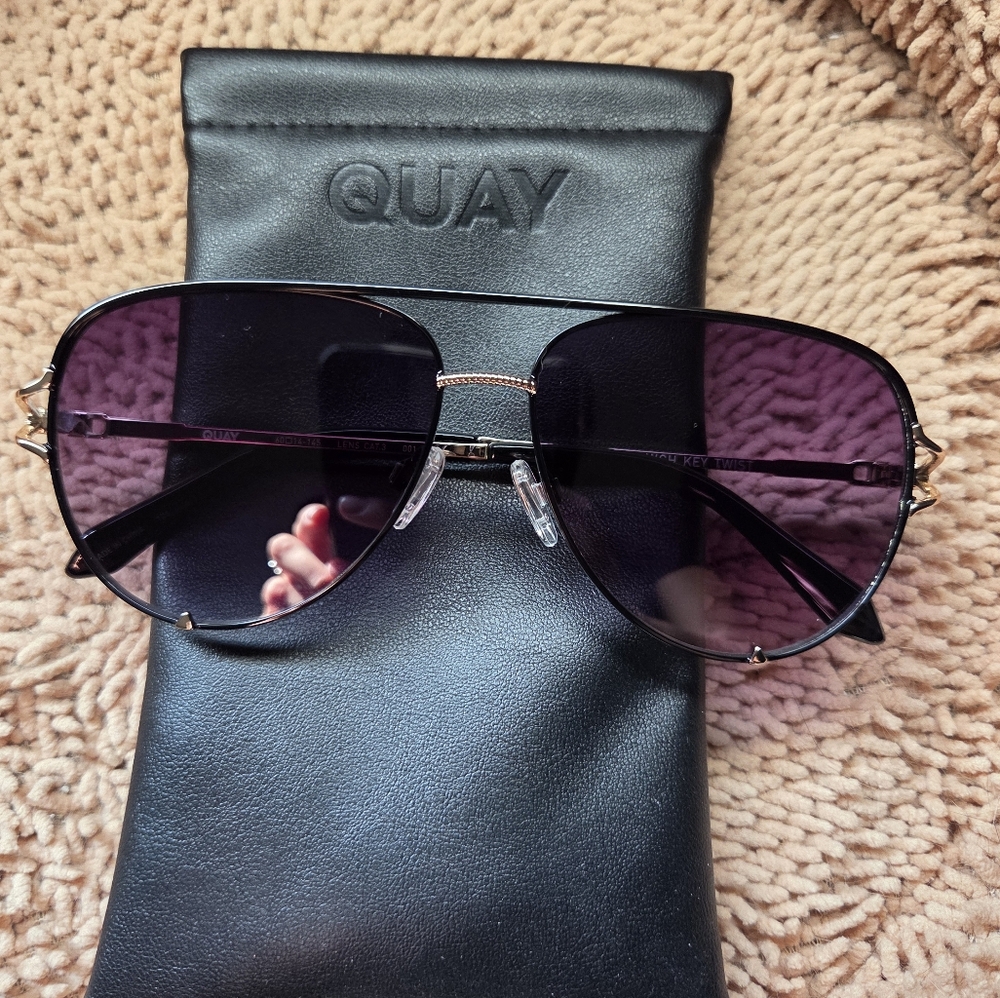 Brand NEW Quay Australia Black Aviator Sunglasses With Gold Accents